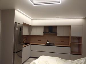 Кухня угловая в 3 уровня
