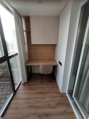 Письменный стол с верхними шкафами для хранения