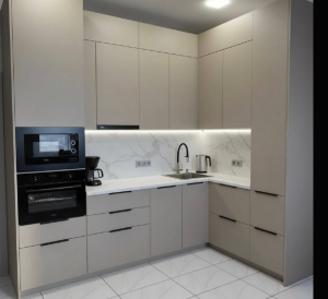 Кухня угловая с пеналами